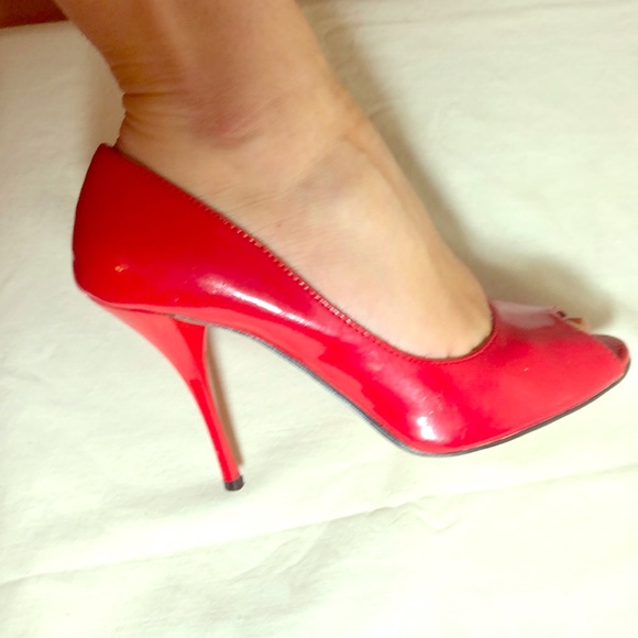 Red high heels - Picture 1 of 3